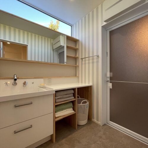 洗面台はLIXILピアラ（下台のみ）に造作のカウンターと棚を取り付けました。  水色のストライプクロスがとってもかわいい( *´艸｀)  朝の込み合う時間帯も広々使えて便利～(*^^)v     ストライプクロス：サンゲツリザーブ　RE51384  洗面台：リクシルピアラ（下台のみ）