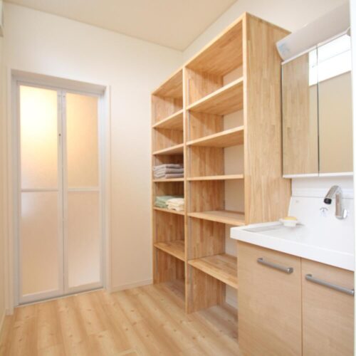 2帖もある食品庫は造作棚がびっしり。収納したいものに合わせ可動する棚ですから、すっきりと収納ができますね。