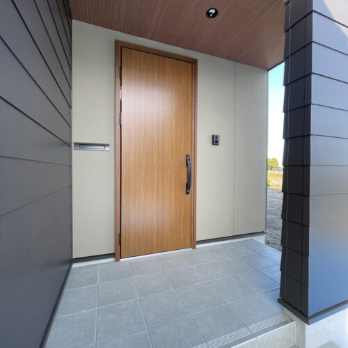 玄関ポーチは一部吹付けに。木目調の軒天と相性バッチリ★  二方向から入れる動線も嬉しい設計！