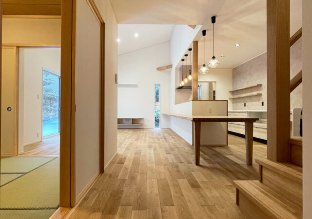 お互い家事がしやすく、ゆったり過ごせるナチュラルモダンな二世帯住宅