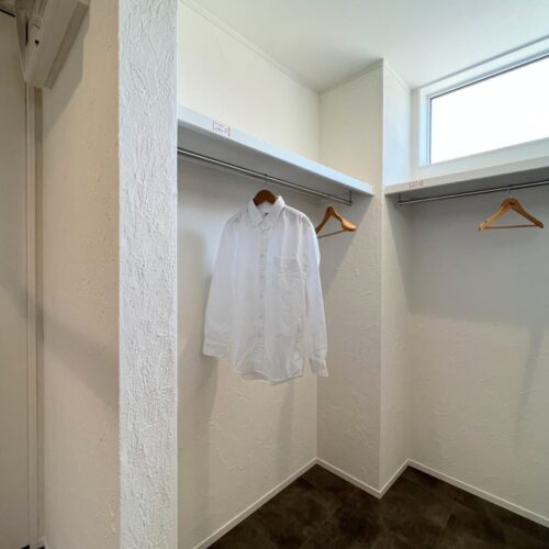 お風呂横の造作棚のそのまたお隣にある、約2.5帖のファミリークローゼットです。  サンルームで干していた洗濯物をすぐにこちらに収納しておくことができます。