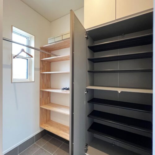 シューズクロークには、既製品のシューズボックスと大工さんお手製の収納棚を取り付けました。  靴の種類や用途に合わせて使い分けれるのも魅力的☆  フロートタイプでお掃除もラクラク♪羨ましい～(*ﾉωﾉ)