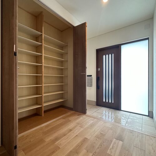 玄関ホールには扉付きの大容量シューズクローゼットを造作しました！  二世帯で住まわれるＩ様ご家族。全員分の靴をたっぷり収納できます♪  常に玄関はスッキリした状態をキープできるのも魅力☆