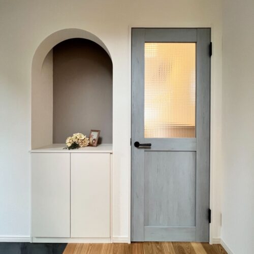 玄関入って左側のアーチ壁はシューズボックス！  お客様用のスリッパやお気に入りのパンプス、玄関周りで使用する小物類などをしまっておけます♪  上には季節物のインテリアやご家族の写真で自分好みに飾り付け♡