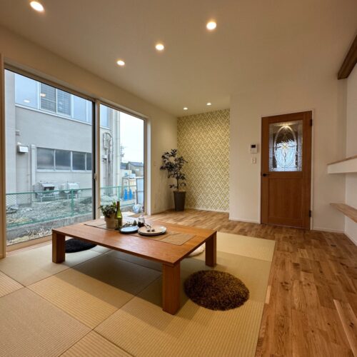 リビングは畳を選ばれたО様邸。家族みんなでくつろげる畳、やっぱり良いですよね～(*^^*) また、床材にはオークを選ばれました。畳との相性もバッチリです！