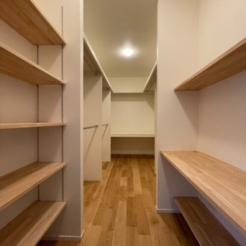 寝室には約4.5帖ほどのウォークインクローゼットを併設。  造作棚やパイプハンガーの他に、ワークスペースも造作しました♪