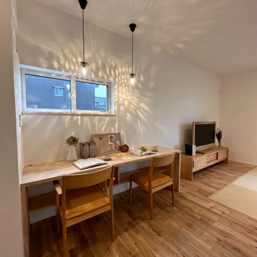 造作のカウンターでは、お仕事などの作業はもちろん、ダイニングテーブルとして毎日の食事の際にも使っていただけます。