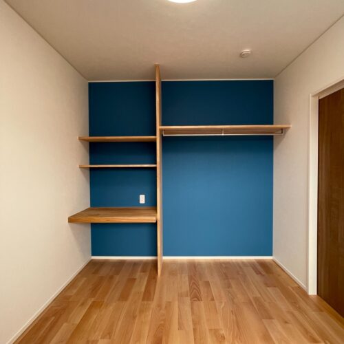 子供部屋にはカラフルなクロスを！  クロスの面には、勉強机としても使えるカウンターとオープンタイプの収納を造りました！