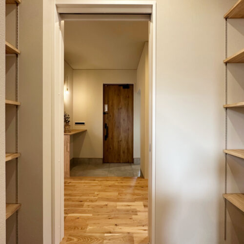 お洒落な照明をアクセントに、郵便受けも兼ねたカウンターのある玄関スペース。