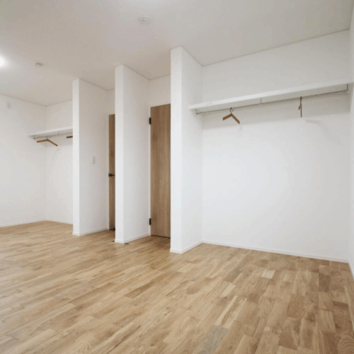 ドアやクローゼットが左右対称なこちらのお部屋は子供部屋です。  お子さんが大きくなったら間仕切りできるように設計しています(^-^)  それまでは広いスペースで自由に仲良く遊ぶことができますね♡