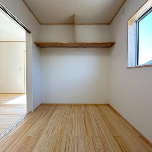 リビング横の洋室には、オープンタイプの収納を造りました。  枕棚とパイプハンガーにはどんなレイアウトで収納しようかな…と考えるのも、見える収納ならでは(^^)