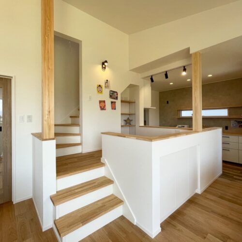 大人気のスキップフロア(*^^*)  スキップフロアに座ると、奥のキッチンに立つ人と目線が合う高さになっています。  ママやパパがキッチンで料理をしながら、スキップフロアで遊んだりお絵描きをしたりするお子様を見守ることができるので、とても安心です(^^)