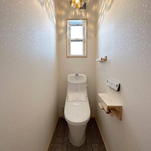 照明の光がゆらゆらしていてなんとも癒されるトイレ空間。  小さな星がちりばめられたクロスもとてもかわいい(*^^*)  クロス：サンゲツ FE-74429  トイレ：リクシル ベーシア手洗い付き