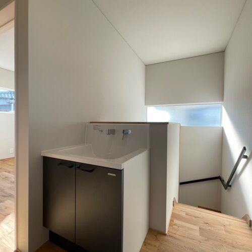 階段を上がると、すぐに洗面台！2階に洗面があると本当に便利ですよね(^－^)  掃除や加湿器の給水など、1階まで行かなくても水を使うことができます！朝の身支度時の洗面所の混雑も防ぐことができますね◎