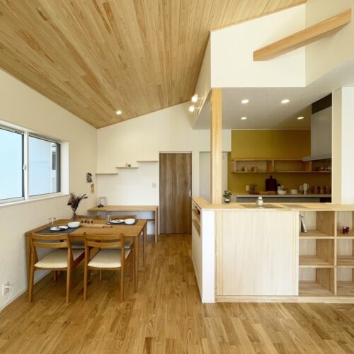 リビングから、ダイニング・キッチンを眺めた光景です。  勾配天井で、しかもひのきの羽目板になっているんです…めちゃくちゃかっこ良い(*´▽｀*)！  奥の扉は、主寝室への入口。  このお家のタイトルにもあるように、「主寝室が1F」なんです。家事動線に主寝室を巻き込んだ、最高動線ここにあり！