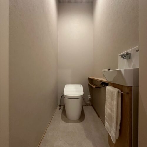 木目調の天井と、ミルクティー色の壁がオシャレなトイレ空間♡  落ち着いた雰囲気に仕上がりました(*ﾉωﾉ)