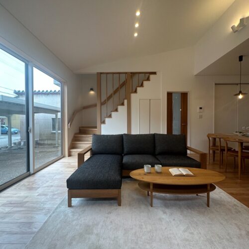 リビング階段のお家です。  格子の手摺が抜け感があってまた開放感アップ！  ひょこっと顔を出したくなります♡てへ