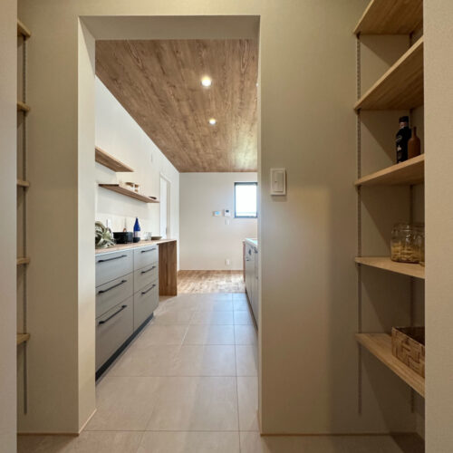 パントリーの奥にはキッチン。  料理中でも行き来しやすい！