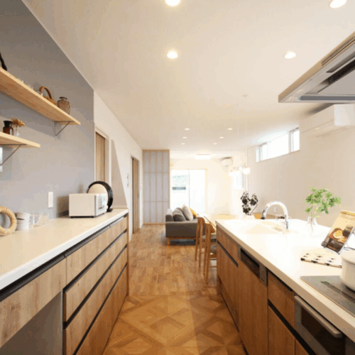 キッチンスペースにはフロアタイルを張りました。  油や水を使うキッチンではフロアタイルがお手入れしやすいですね！種類もたくさんありますよ♪