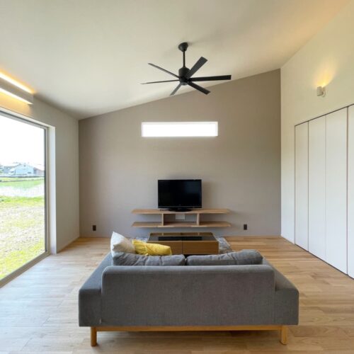 テレビ側にグレーのクロス（サンゲツ RE-51008）でアクセントを付けられました。  勾配天井って、あこがれますよね～(*^^*)私もその一人…  大きな掃き出し窓と勾配天井の開放感たっぷりのリビングで、休日には家族でゴロゴロ過ごすのもいいかも～☆