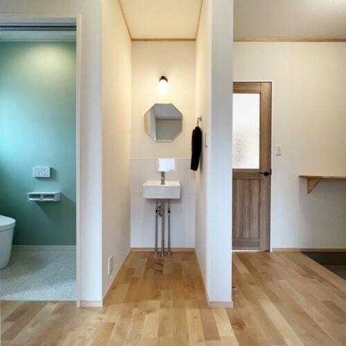 玄関ホールに設けた造作手洗いスペース。  帰ってすぐの手洗い・うがいが自然と身につき、ウイルス対策にも♪  壁で仕切ってあるので、来客者から直接見えないのも嬉しい設計(*^^*)