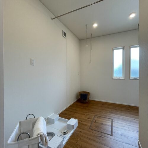 ホスクリーンが2列あるので洗濯物をたっぷり干せます。濡れた洗濯物って重たいですよね。他の部屋へ重たい洗濯物を持って移動する事なく、洗濯機から取り出してそのまま物干しに。家事効率up⤴