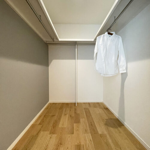 ウォークインクローゼットにはぐるりとパイプハンガーを取り付けました。  上部には帽子やかばんなども収納することができます。  寝室のすぐ横にあるので朝の身支度もラクラク♪