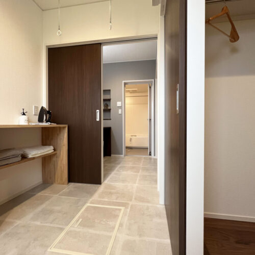 毎日休むことがないお洗濯。  少しでもママが楽できるように♪少しでも時短になるように★  お風呂～洗面脱衣室～サンルーム～ファミリークローゼットと洗濯動線を数歩で完結できるよう設計しました(^O^)／