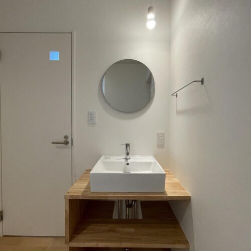 玄関ホールに設けた手洗い場。帰ってすぐ手洗い・うがいができるのが嬉しいですね♪ウイルス対策としても大人気！  コイズミのペンダントライトと丸い鏡がとってもお洒落( *´艸｀)