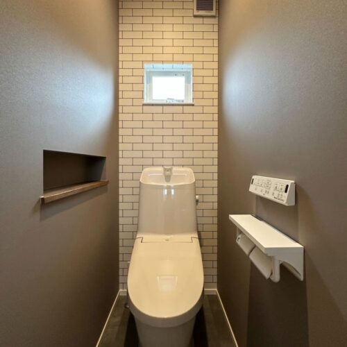 トイレの背面はレンガ調のアクセントクロス！  アクセントクロスが入ることで雰囲気も変わりますね♡