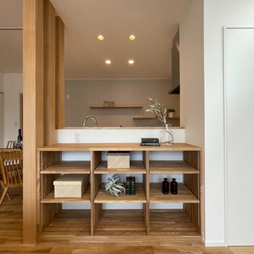 キッチン腰壁部分には大工さんお手製の収納棚。  収納する物によって高さを調節できる可動レール付きです。