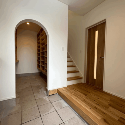 シューズクローゼットはなんと３帖の広さ！！  釣りが趣味のご主人が出されたアイディアで、突き当りの壁には収納を設けず、釣竿を立て掛けるスペースに(^o^)／  趣味の釣りがもっと楽しくなるような収納が出来上がりました( ◠‿◠ )