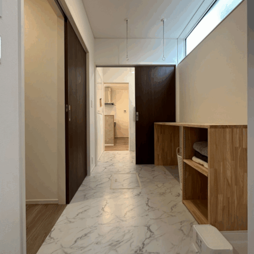 奥からキッチン、洗面所、脱衣室（洗濯室）、お風呂と一直線上に繋がった間取りです(^^)/洗濯物を回しながら食器洗いをしたり、オーブンで調理をしている間にお風呂掃除をしたりと、同時並行で家事を行いやすい動線です♪左側にある扉はファミリークローゼットに繋がっているので、干す→収納の家事がスムーズに☆