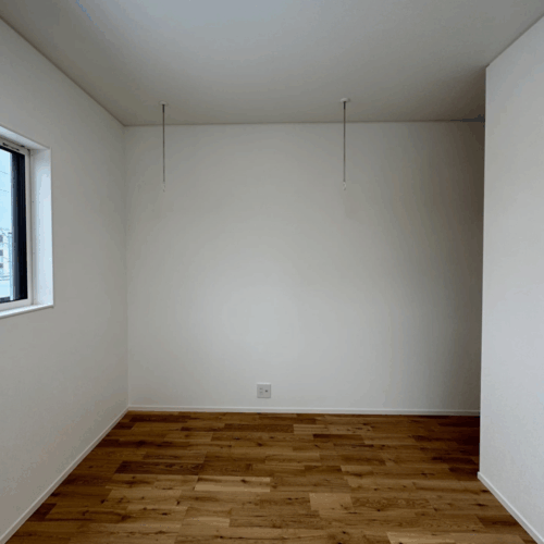 白いクロスで落ち着いた雰囲気に♪シンプルな寝室です(^o^)  そしてこちらのお部屋には干すクリーンがあるんです！！  エアコンを入れるとお部屋って乾燥しますよね～。  干すクリーンがあれば洗濯物をエアコンで乾かせる上に、お部屋の加湿にもなります☆  これは真似したい!(^^)!  大発明だと思ったのは私だけでしょうかΣ(ﾟДﾟ)？