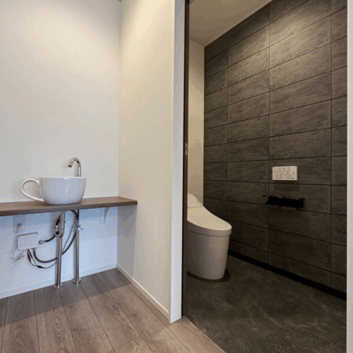 トイレの外に設置した手洗い場。さりげない遊び心が素敵☆手洗いが楽しくなりますね！洗面ボウルがコーヒーカップの形をしているのです(^o^)丿玄関ホールに設置しているのでトイレの手洗い場と帰宅時の手洗い場を共有できるので便利です♪