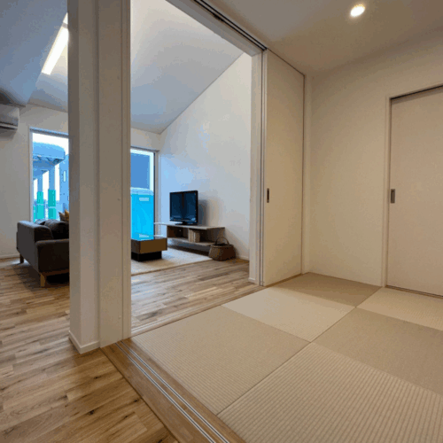 リビング横にある仕切れる和室は4.5畳のスペース(*'▽')  布団が二組敷ける広さなので、お客様のお泊りにも対応できます♪  もちろん普段の使い勝手も◎！  お子様の遊び場として、お昼寝スペースとして、色んな場面で活躍しそうです(^・^)