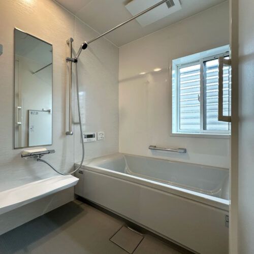 お風呂には浴室暖房乾燥機とパイプを設置。梅雨の時期も、雪の時期も天候に関わらず洗濯物が干せるのは嬉しいですね。浴室内も乾燥できるのでカビの発生抑制にも◎