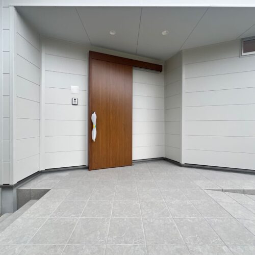 スロープと階段を設けた、広々とした玄関ポーチ。玄関ドアまでのアプローチが広く、ベビーカーや車椅子の移動がスムーズに。