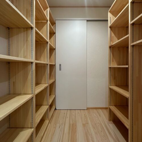 約2帖ほどのパントリー。両端に設けた棚は大工さんのお手製です。冷凍庫を置くスペースも計画して造作しました。