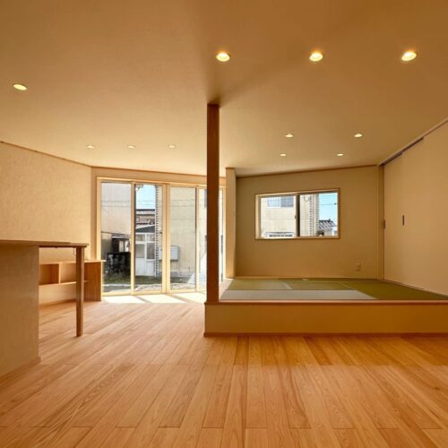 リビングは、ひのきの床材と漆喰壁が相まってやさしく穏やかな雰囲気に。調湿性のある自然素材が、季節を通して快適な空間を保ちます。小上がりの和室を隣に設けることで、くつろぎやすさと機能性を両立。素材の質感を活かした、心落ち着く空間に仕上がりました。