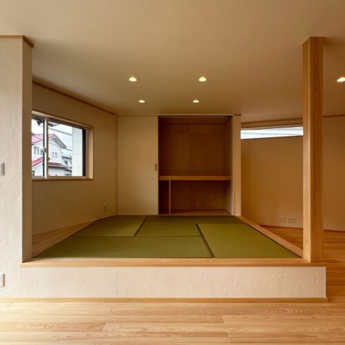 リビングの一角に設けた小上がり和室は、ちょっと腰掛けたりゆったりくつろいだり…。家族皆が思い思いの過ごし方ができます。