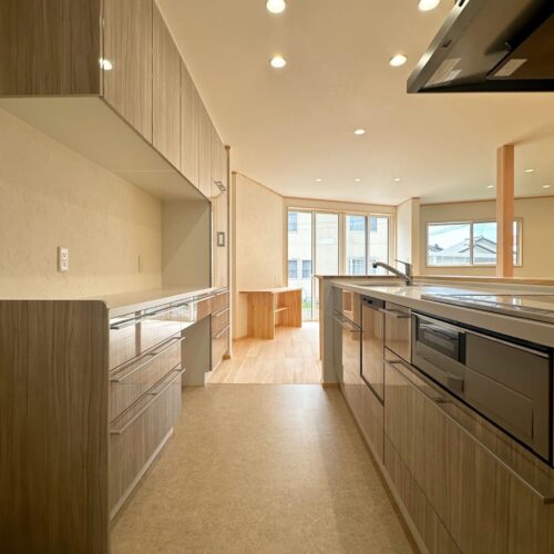 キッチンとカップボードは、タカラスタンダードのオフェリアを採用。キッチンは少し高めの設計になっています。