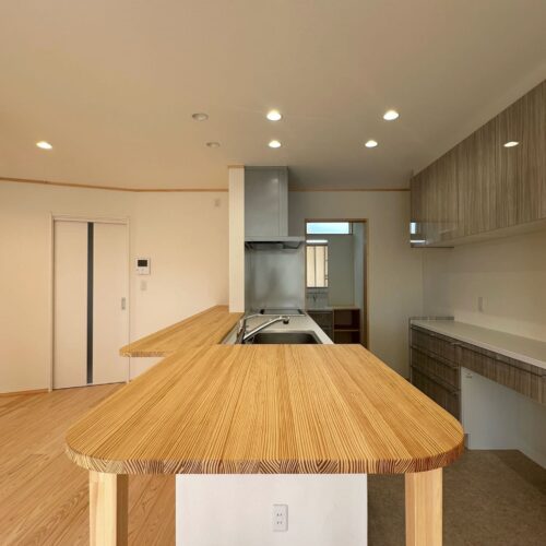 大工さんが手掛けたキッチンカウンターとダイニングテーブル。お家の雰囲気やお施主様の暮らし方に合わせて、ひとつひとつ丁寧に造り上げました。