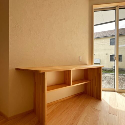 リビングの一角に設けた造作ワークスペース。パソコンや読書などにも◎
