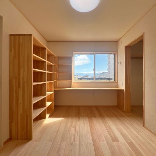 寝室には、造作の棚とカウンターを設置。必要なものをすっきり収納しながら、落ち着いた空間を保てるよう工夫しました。