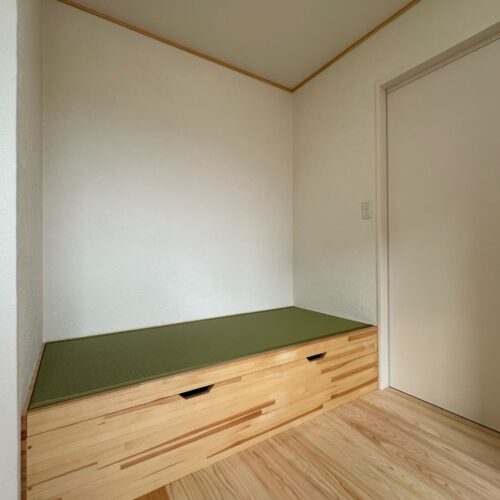 畳敷きの造作ベッドは、空間に合わせて大工さんが丁寧に仕上げたもの。畳を上げると、下は収納スペースとして活用できます。無駄のない設計で、見た目にもすっきりとした印象に。和の落ち着きと機能性を兼ね備えた寝室です。