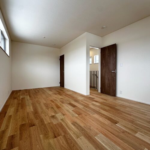 今はお子様と一緒に寝る主寝室は、将来、壁で仕切って主寝室と子供部屋に分けれるように設計しました。家族の変化に合わせて、長く心地よく暮らせる住まいです。