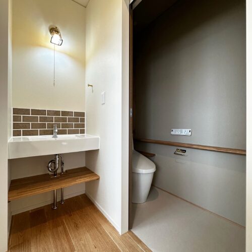 2階トイレの横に洗面所を設けました。2階に洗面があると、寝室で使う加湿器の水補充なども1階に降りる必要がなく、何かと便利です。