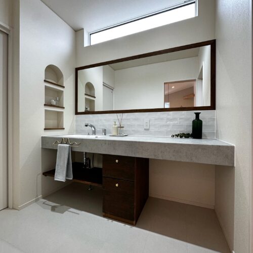 キッチンから直結した場所に設けた独立洗面所。たくさんのこだわりが詰まった広々とした空間で、朝の身支度渋滞も回避できそうです。