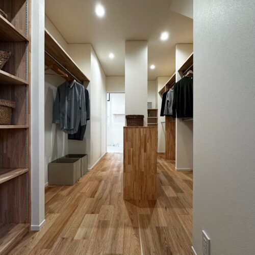 6.8帖の1階ファミクロ。ユーティリティーとつながり、玄関ホールからもすぐにアクセスできる位置に造りました。広々ファミクロなので、家族分の衣類や荷物もしっかり収納できます。